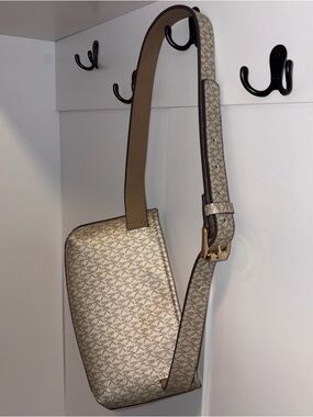 Michael KORS Belt Bag Fanny Pack no tags but never used Gold Tone L/XL